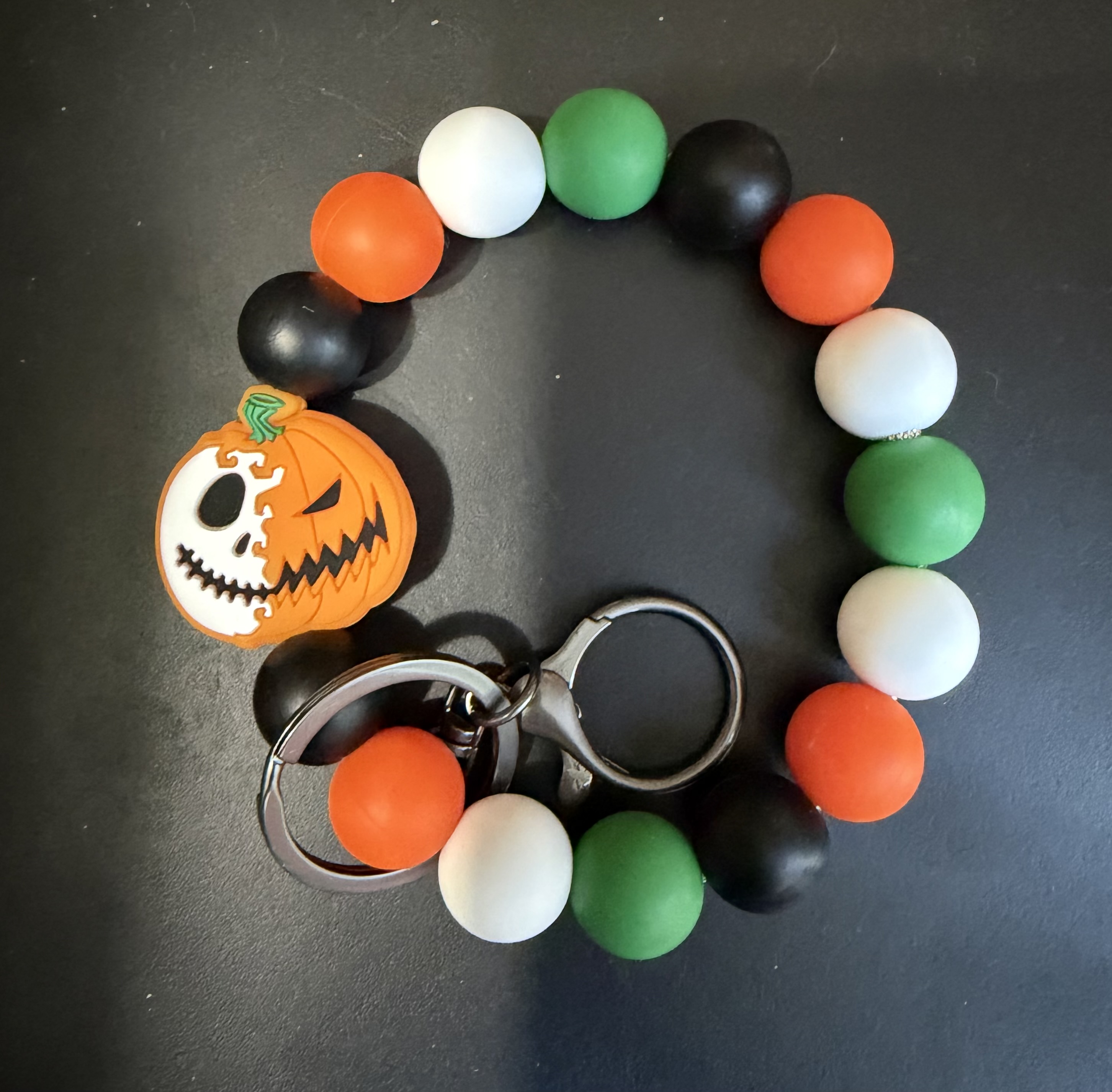 Scary pumpkin keychain